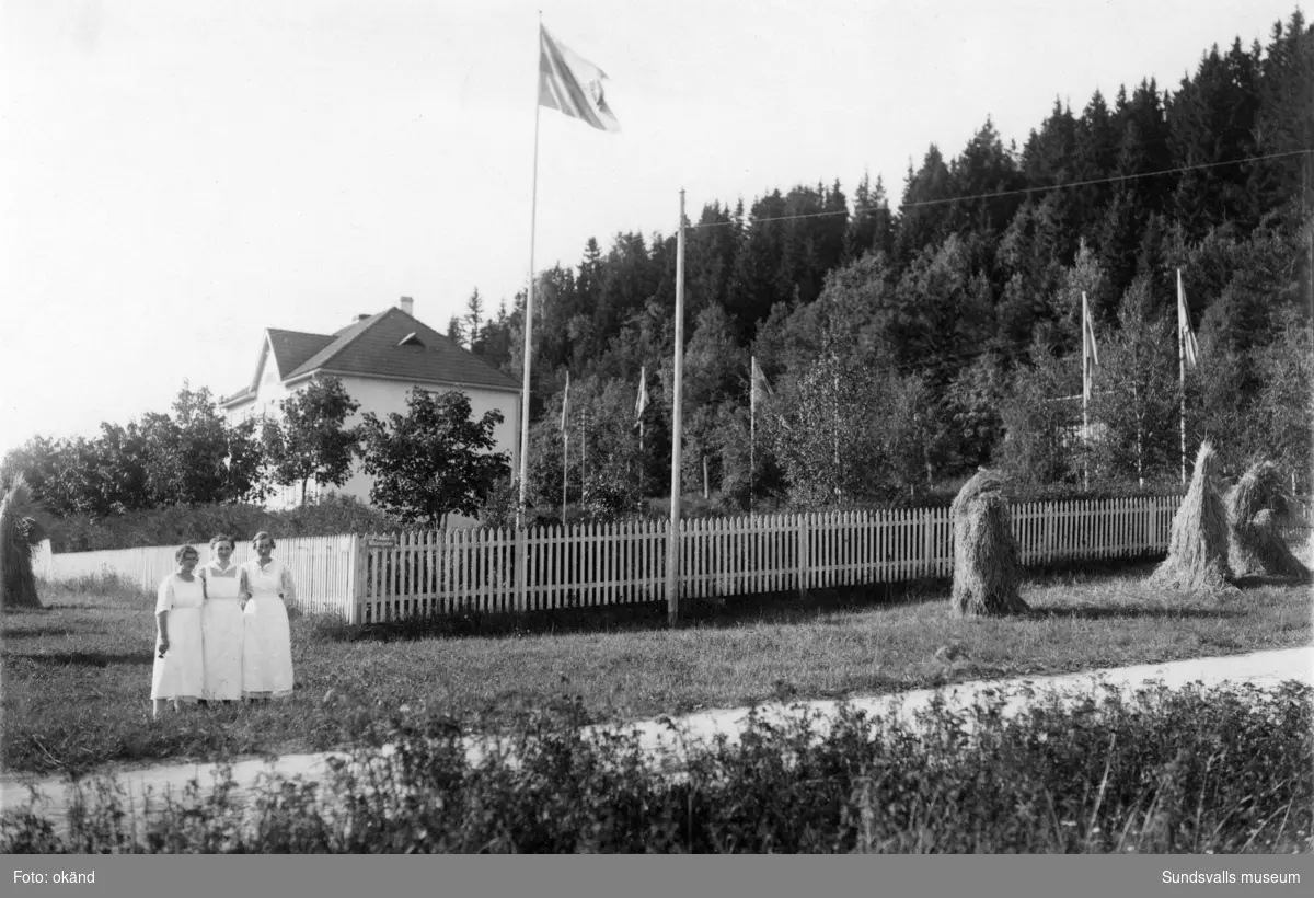 Vårdpersonal utanför Barnupptagnings och Förlossningsanstalten, Villagatan 16.