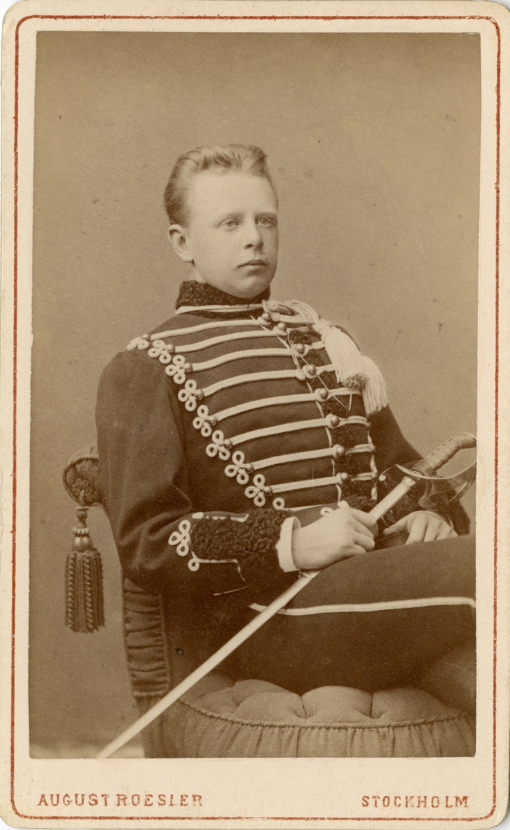 Porträtt av Stafs Fredrik Viktor von Post, officer vid Livregementets husarer K 3.

Se även bild AMA.0002059 och AMA.0009839.