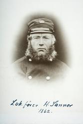 Portrett av lokomotivfører Hans Sanner, Hamar-Grundsetbanen