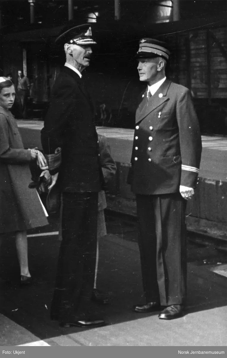 Kong Haakon VII i samtale med stasjonsmester Hagbart Engebretsen på Oslo Ø