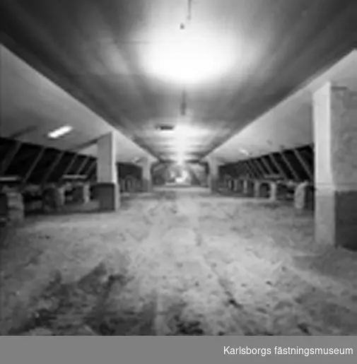 IFV byggnad 507,Karlsborgs fästning. Vinden hösten 1970.Tidigare trägolv och tegelgolv borttagna och arbete med uttransport av  1,1 m djupt sandlager avslutat.