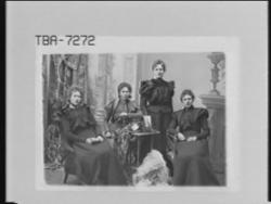 Gruppeportrett av kvinner. Bestillers navn er fru Olsen. 
F