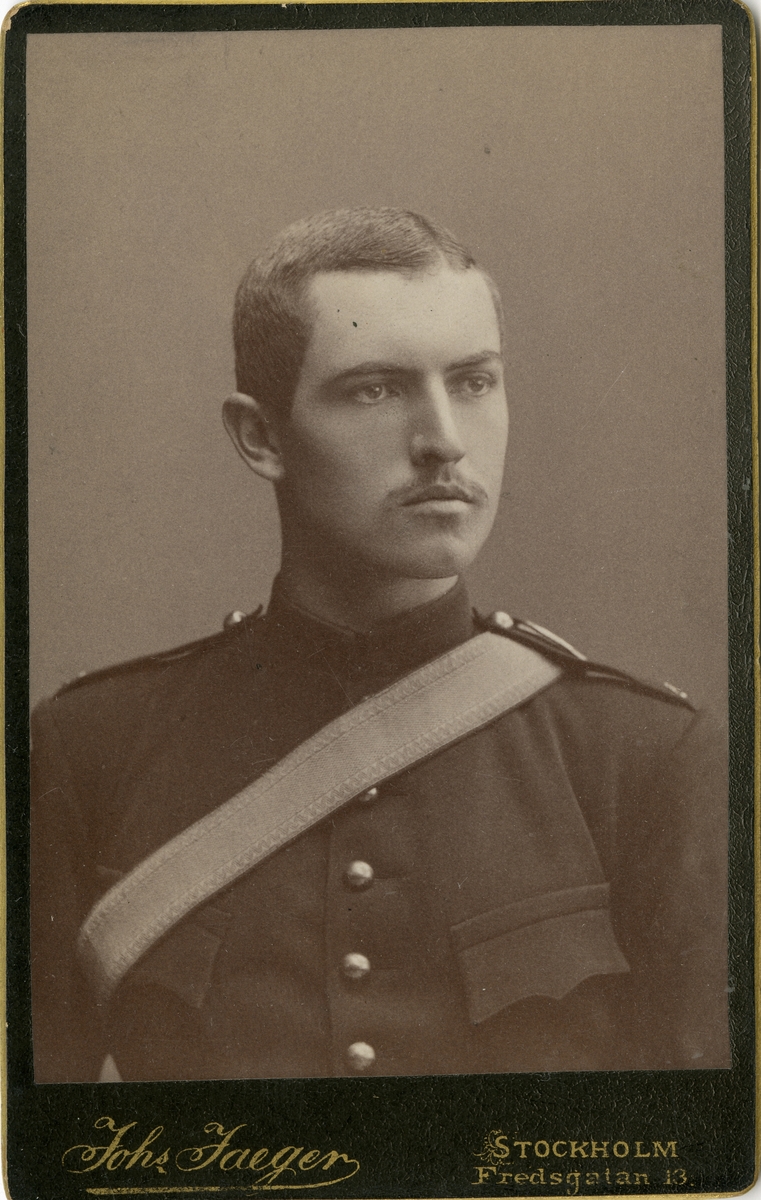 Porträtt av okänd soldat vid artilleriregemente.