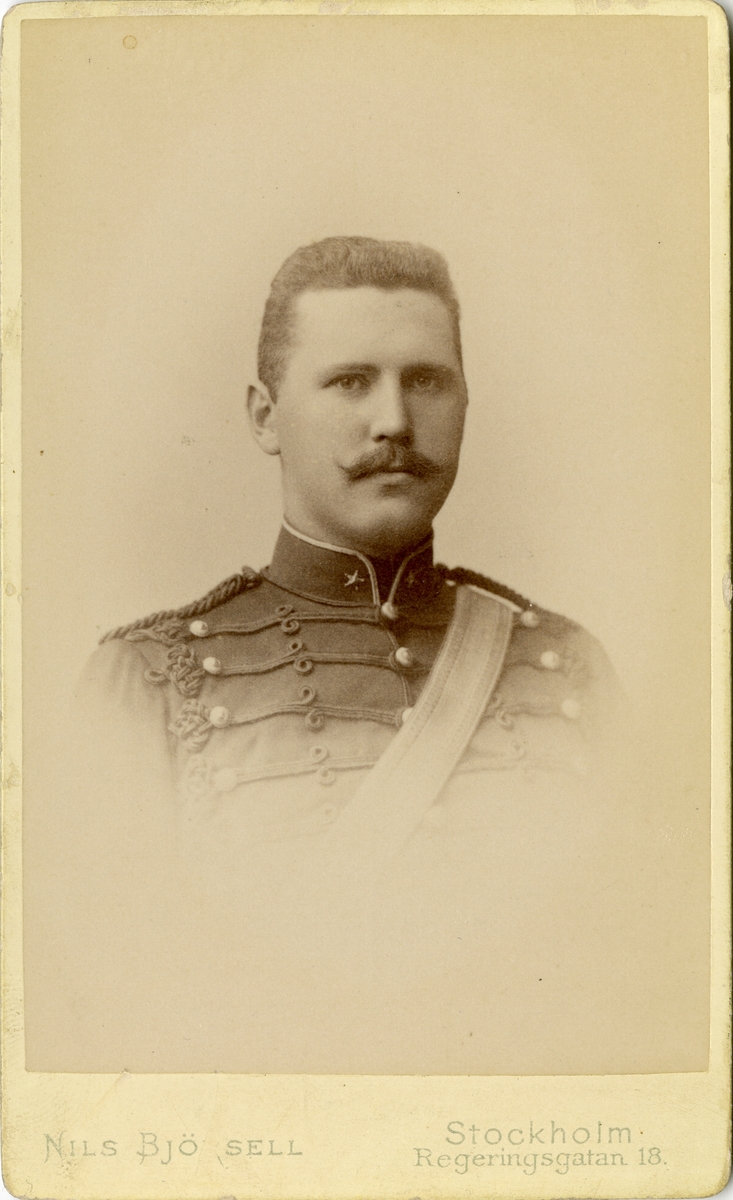 Porträtt av Oswald Fredrik Kuylenstierna, underlöjtnant vid artilleriet.
Se även bild AMA.0007696 och AMA.0014351.