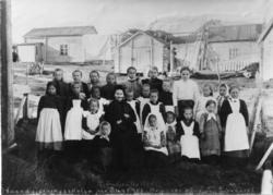Kvenske jenter, elever ved Handgjerningsskolen i Bugøynes, 1