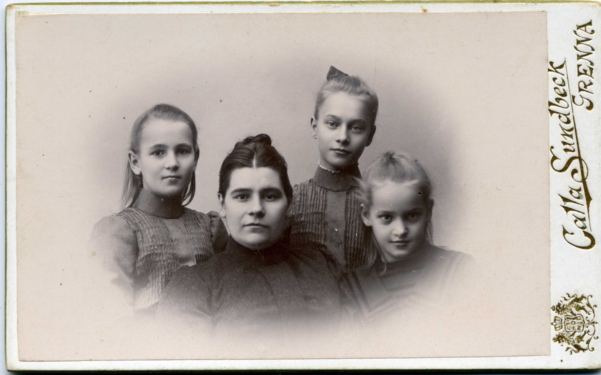 Kabinettsfotografi: Emelie Carlsson med döttrar