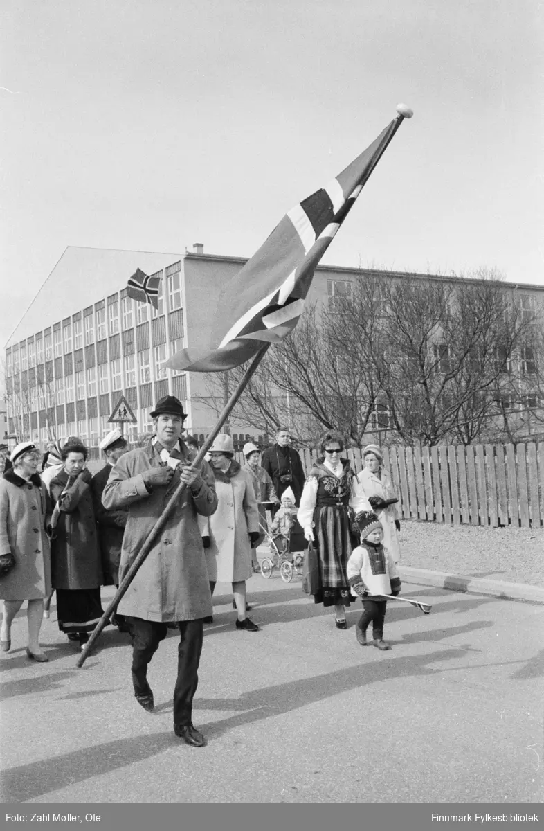 Vadsø, 17.mai 1970. Flaggbærer fremst i borgertoget.