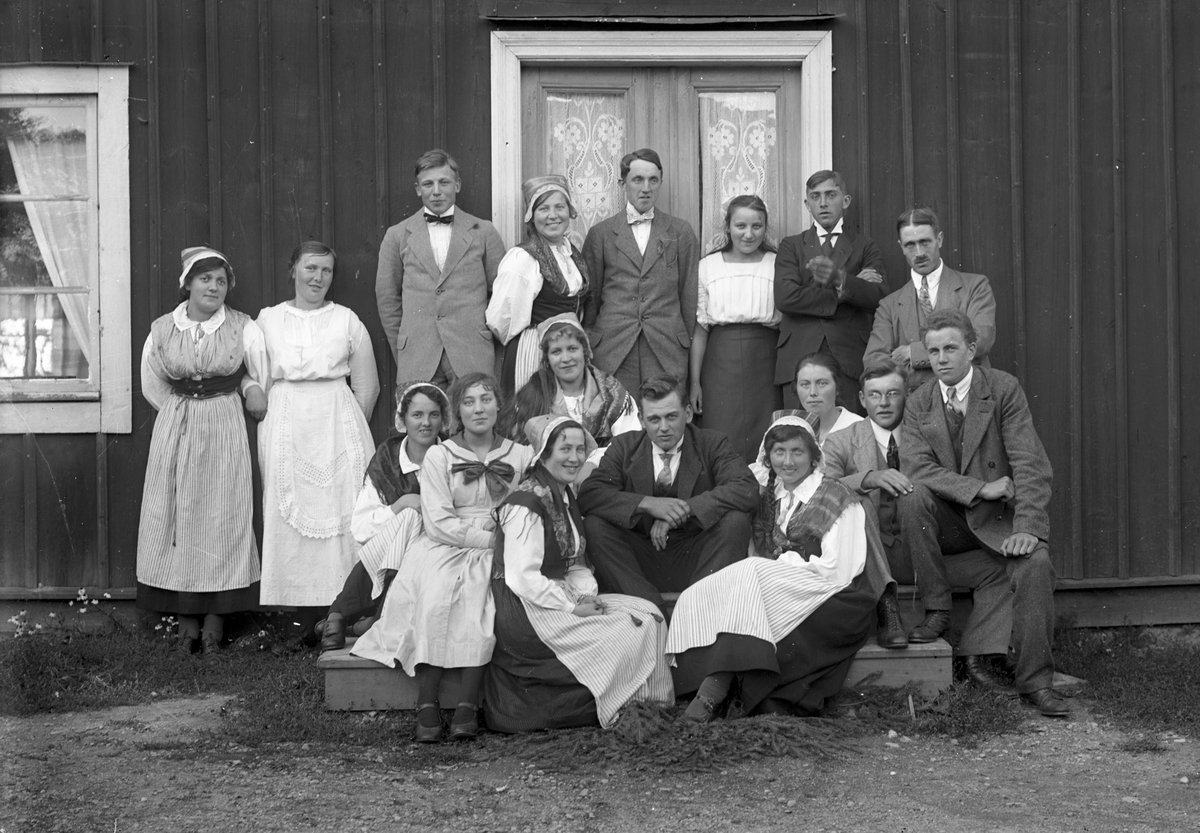 Midsommarafton vid "Erik-Lars", W. Hästbo (Josefs hem). Sittande bland flickorna Enok Eriksson, sittande längst till  höger Einar Larsson från Åsmundshyttan.