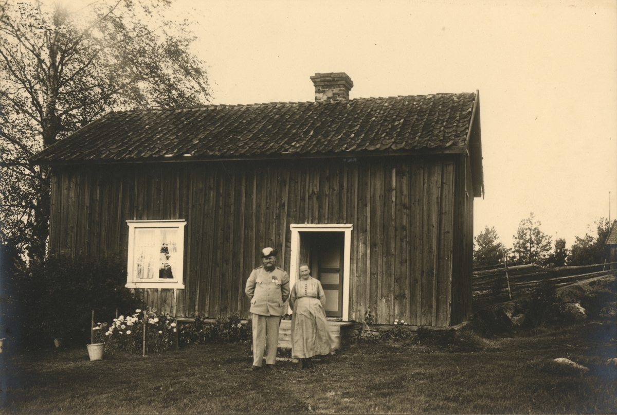 Soldaten Johan Eklund och hustrun Maria Kristina Svensdotter framför soldattorpet Berghem Västergård i Siringe, boställe under Jönköpings indelta infanteriregemente I 12.