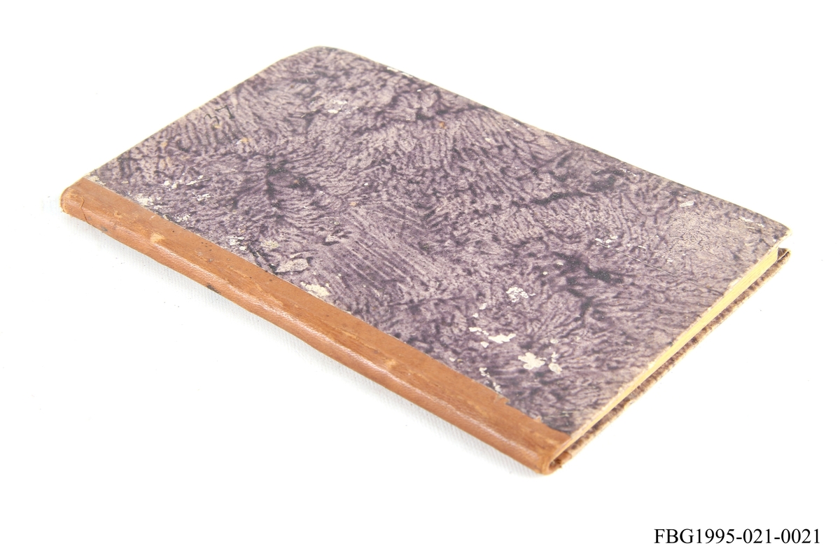 Salmebok med fiolettspettet omslag og brun rygg. Innholdet er skrevet med gotisk skrift.