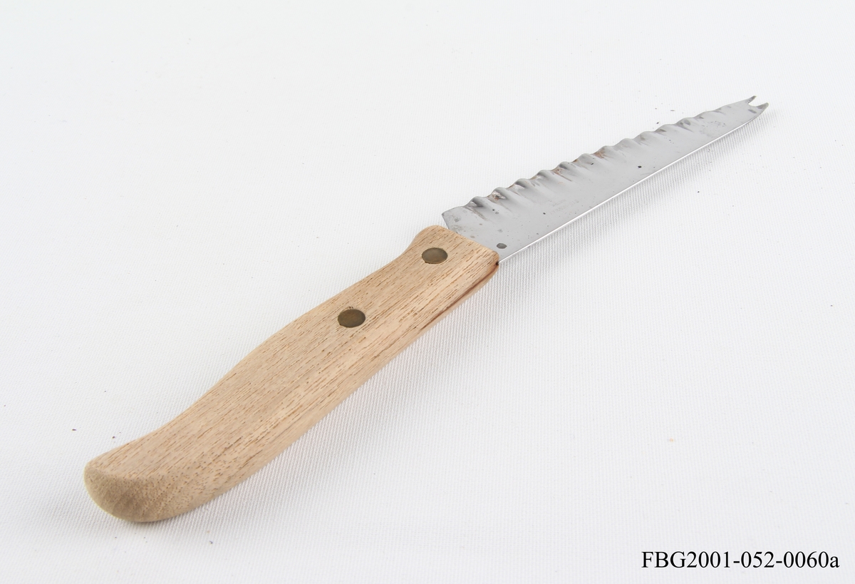 Ostekniv i rustfritt stål med riflet blad og skaft av tre.