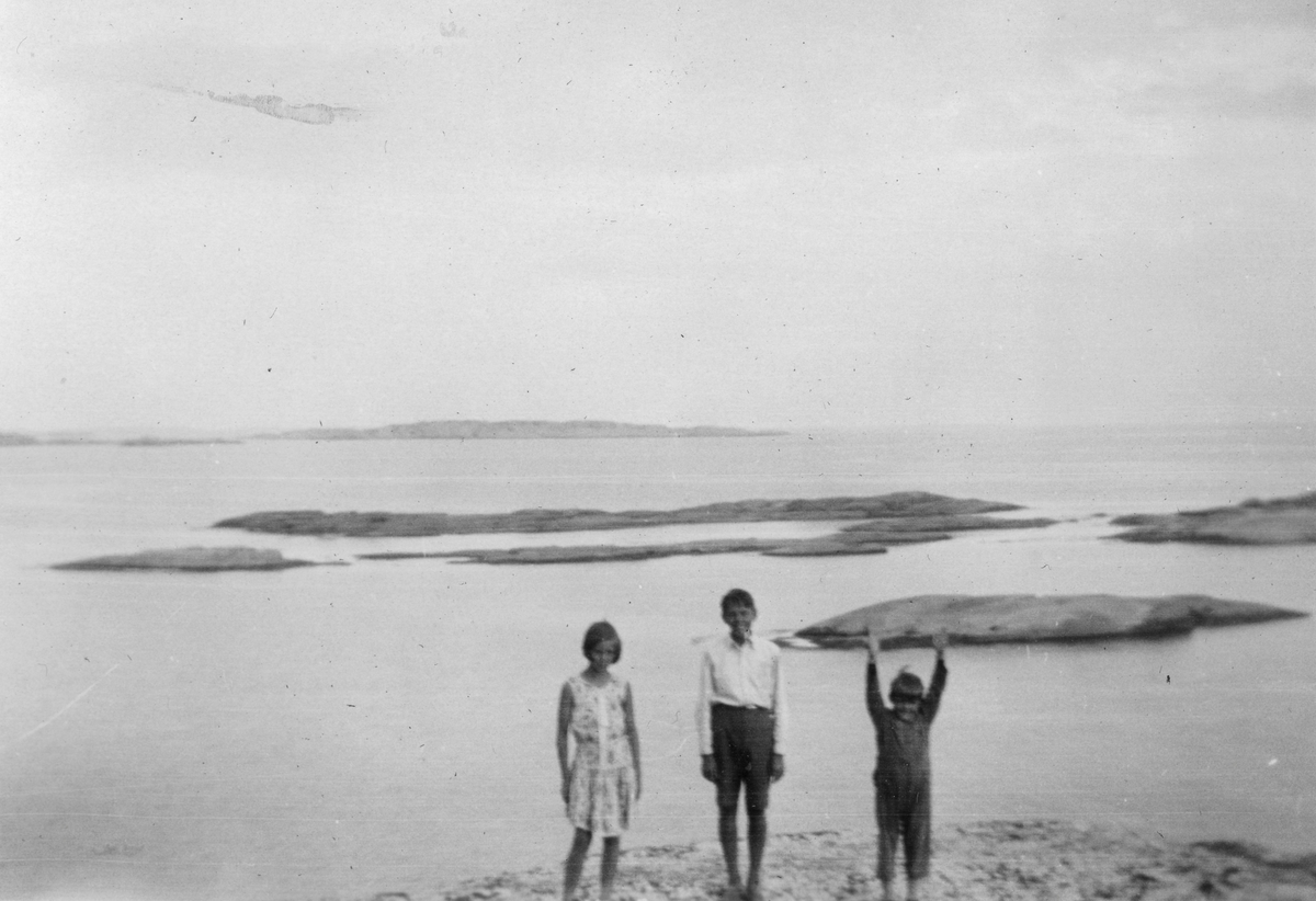 Bildetekst "Vesla, Christian og Duffi på "Verdens ende" sommeren 1932"
