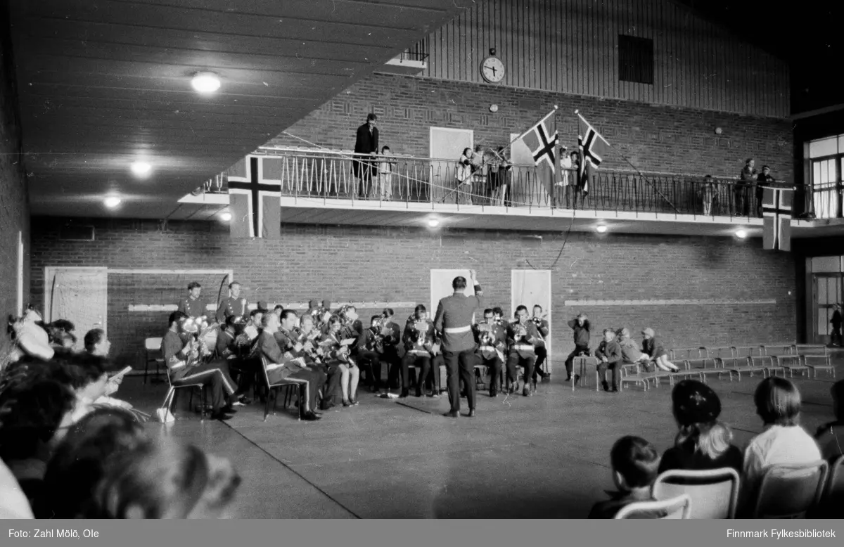 17.mai i Vadsø ca. 1970. Fotografert av Ole Zahl Mölö. Korpset spiller i salen.