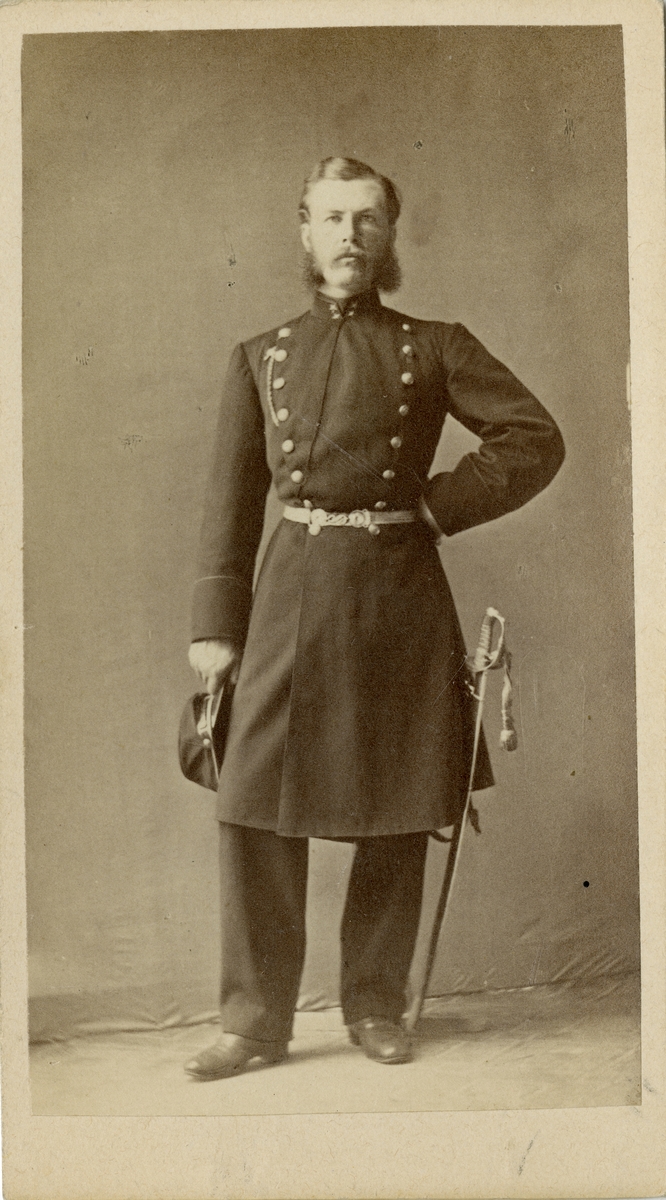 Porträtt av Ivar Daniel Wilhelm Indebetou, löjtnant vid Södermanlands regemente I 10.

Se även bild AMA.0002184 och AMA.0009380.