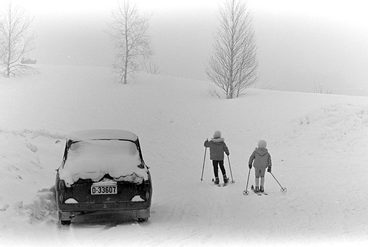 Høsbjør turisthotell, barn,ski, vinter,nedsnødd bil D-33607.