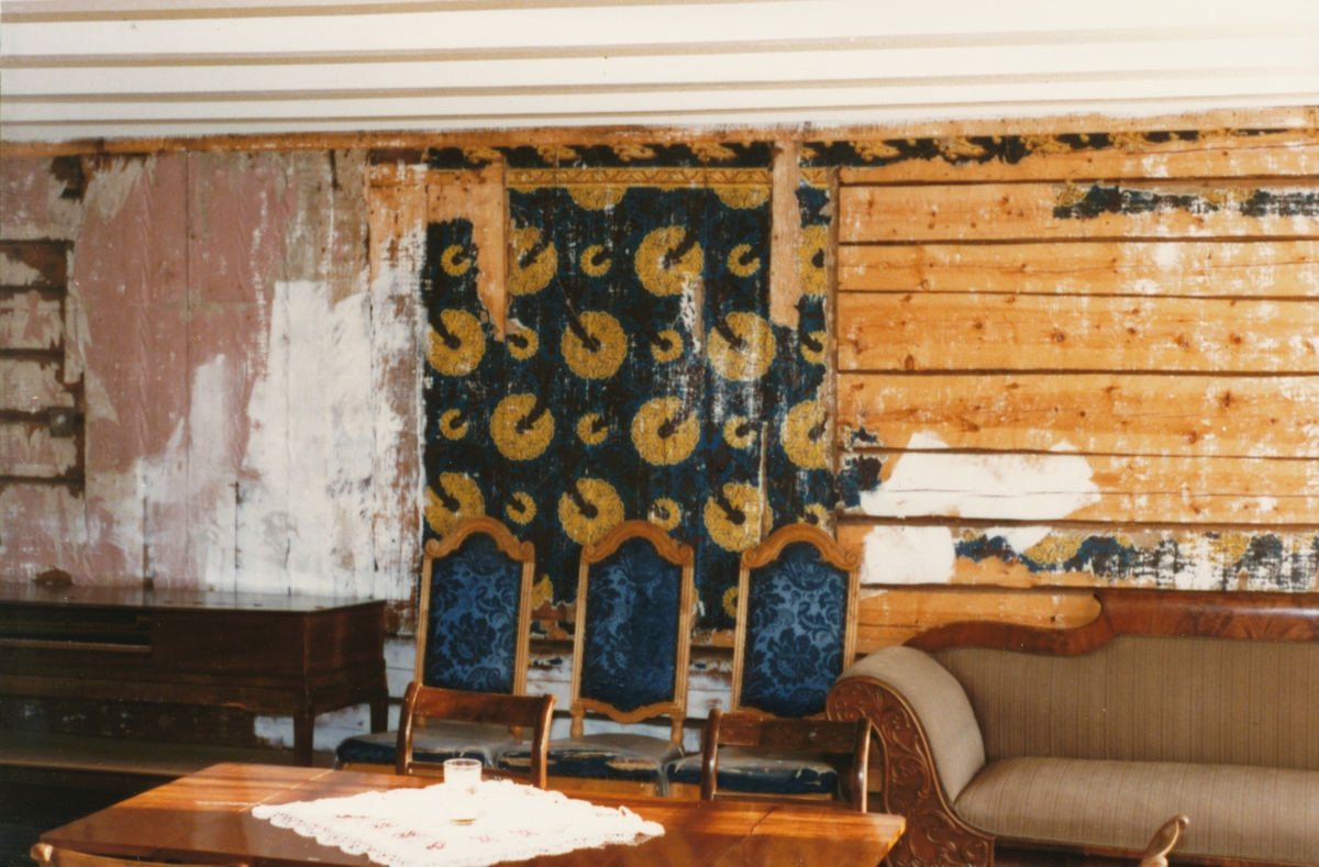Dokumentasjonsbilder i serie av interiør på Herøy gard.