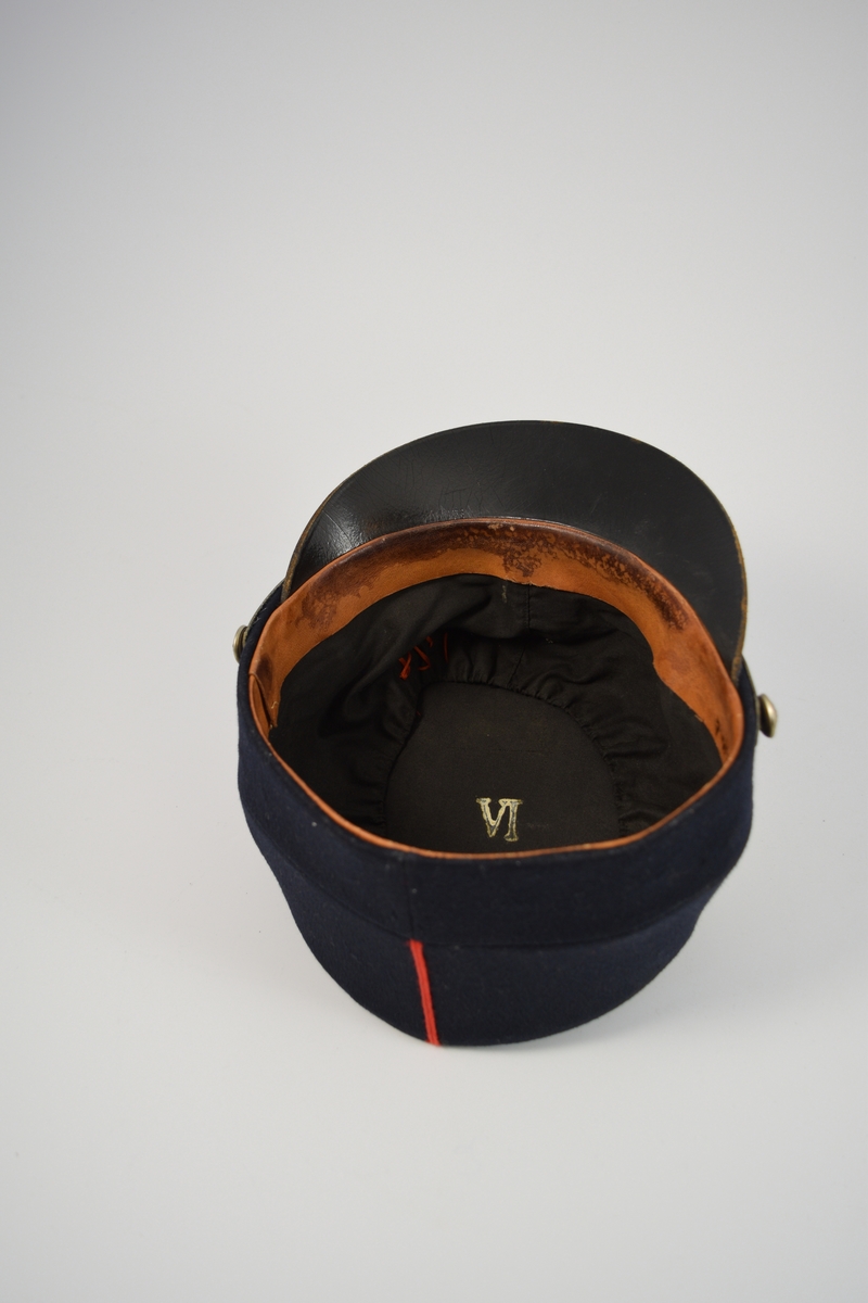 Uniform i to deler, jakke og lue.  a) lett innsvinget m/slag, enkelspent, høy krage; b) bøtteform m/ skygge og distinksjoner