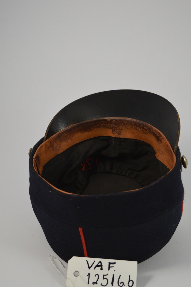 Uniform i to deler, jakke og lue.  a) lett innsvinget m/slag, enkelspent, høy krage; b) bøtteform m/ skygge og distinksjoner