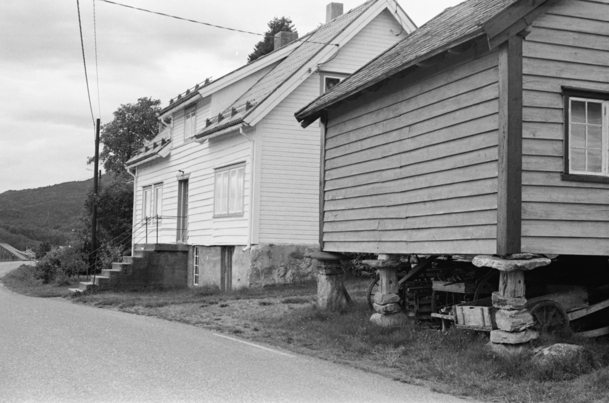 Våningshus og stabbur på Øygarden, Vatne.