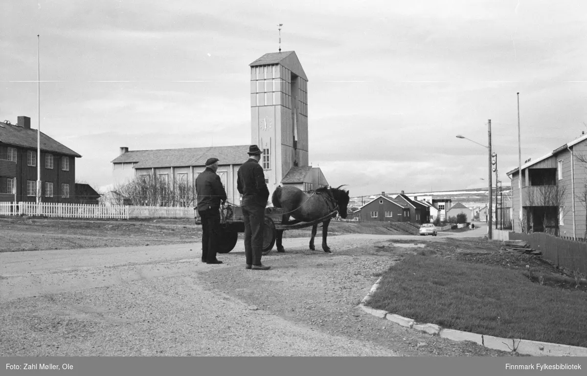 Vadsø 1969. Fotoserie av Ole Zahl Mölö. Vadsø kirke, hest og vogn, mennesker.