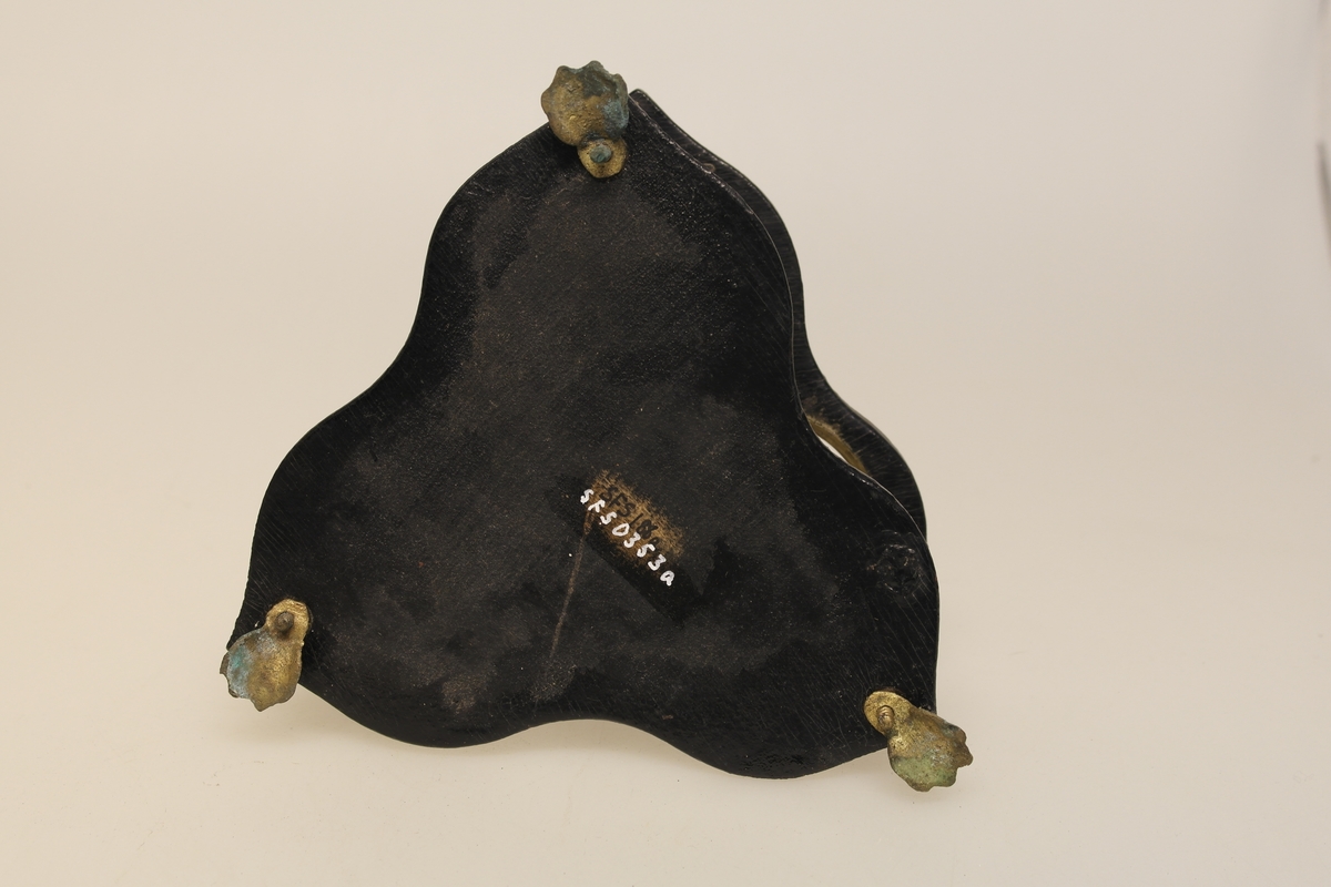 Kryddersett bestående av stativ (a), tre glass (b-e) og skje (f).
A) Krydderstativ av løvtre og støpt messing. Stativet er saget, høvlet, pusset og lakket. Messingkant rundt tre sirkelåpninger. Balusterformet håndtak med ring i messing i midten av stativet. Tre messingbein formet som dyreføtter.
B) Støpt glass med glasspropp (E)
C) Støpt glass med gjennomhullet messingkork
D) Støpt glass
F) Skje i bein som er skåret og pusset