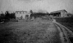 Foto av et gårdbruk - ukjent hvor. Muligens fra Nordmøre? Fr