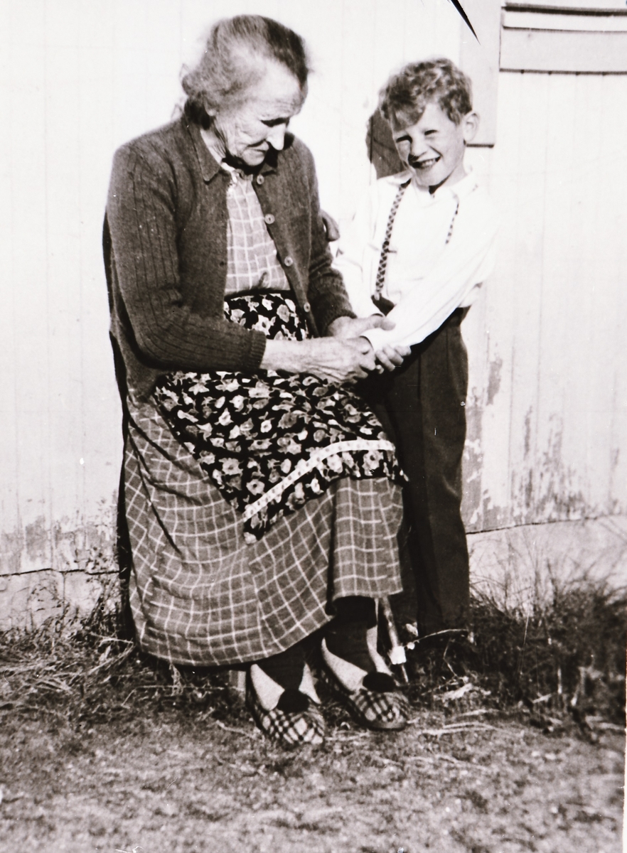 Anne Oline Olsen, Stonglandseidet,  med sitt første tippoldebarn. Bildet tatt ca.1956.