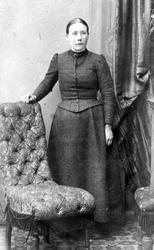 Atelierportrett av Aminda Hansen i Hamna, Vangsvik, f. 1867.