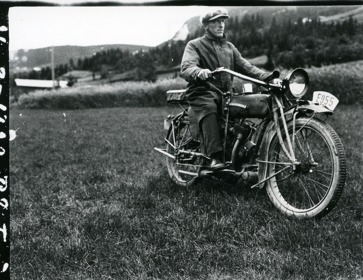 Ole Olsen Listrud på motorsykkel på 1920-talet.
