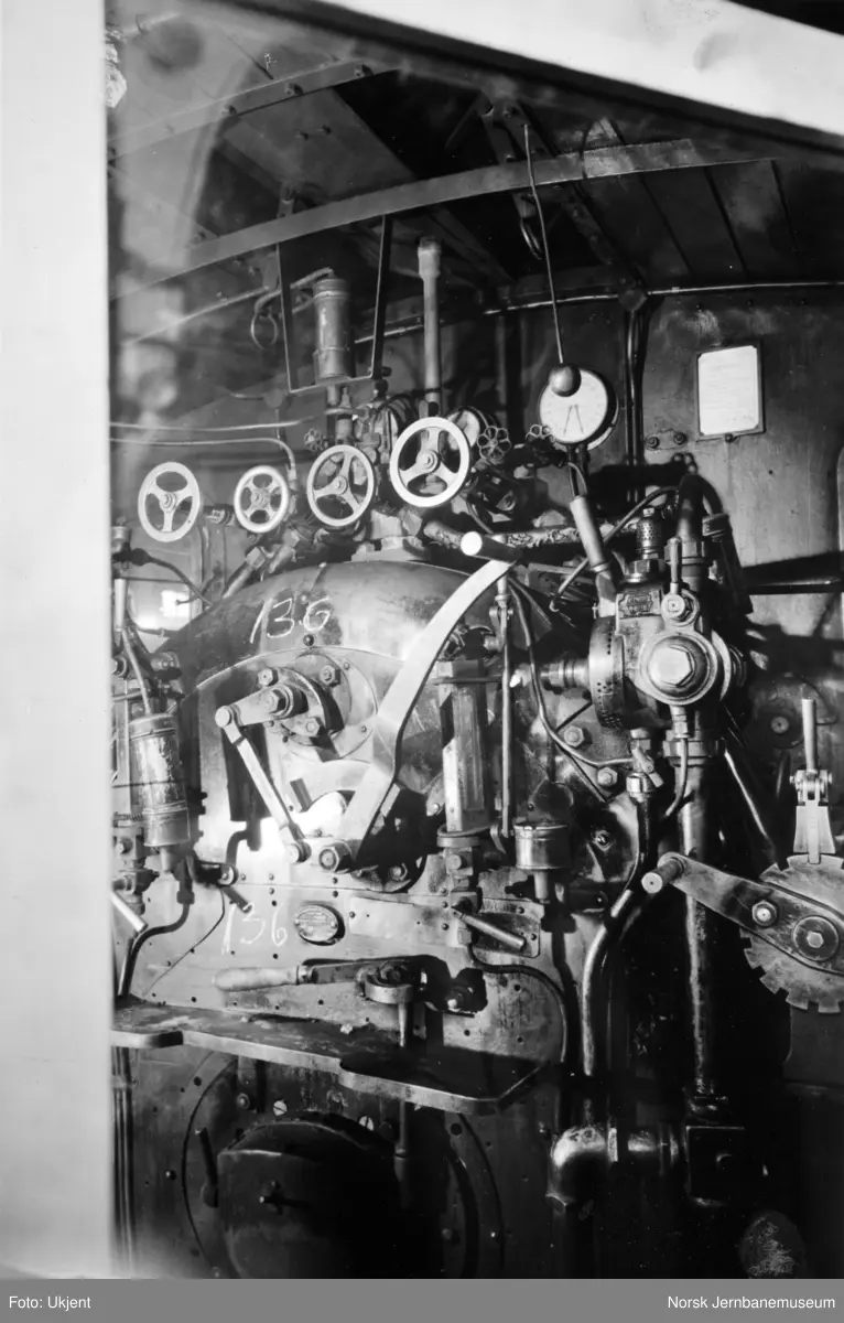 NSB damplokomotiv type 18a nr. 136, interiør fra hytta - Norsk ...