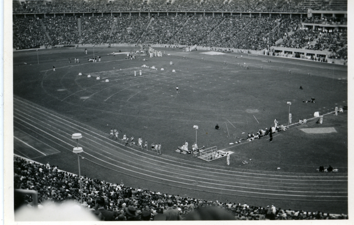 Från OS i Berlin år 1936. Bild från läktaren i stadion, över tävlingarrna. Okänd fotograf, men sannolikt Orvar Lindblom, Köpings gymnastikförening.