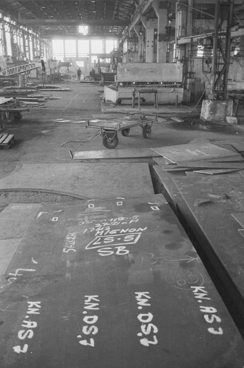 Ekensbergs varv 1970. Utskuren fartygsplåt på golvet i stora plåthallen.