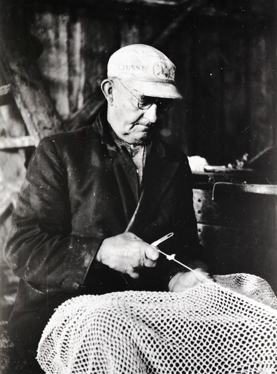 Fiskaren Levi Lindström lagar ålbottengarn.