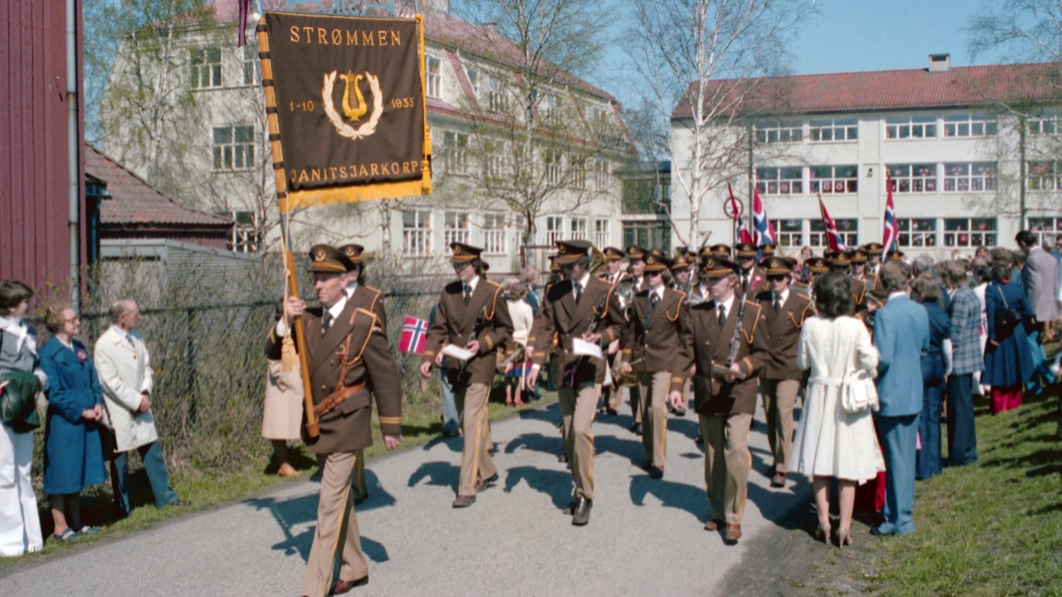 17.mai tog og feiring, Sagdalen Skole, Strømmen, samt kransnedleggelse ved minnesmerke over falne fra Skedsmo, nord for Strømmen kirke , reportasjebilder