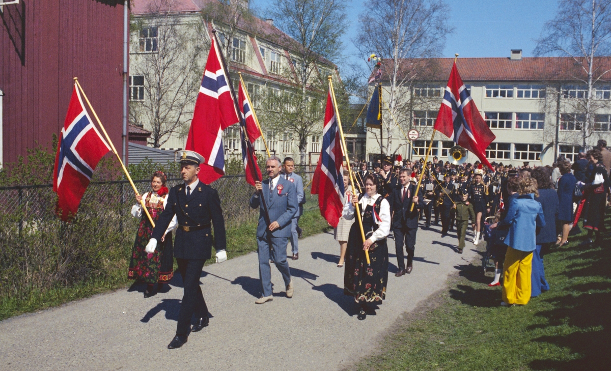 17.maifeiring, Strømmen, reportasjebilder