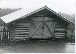 Uthus i tømmer på Milevatnet, Leiskogen, Sør-Aurdal.