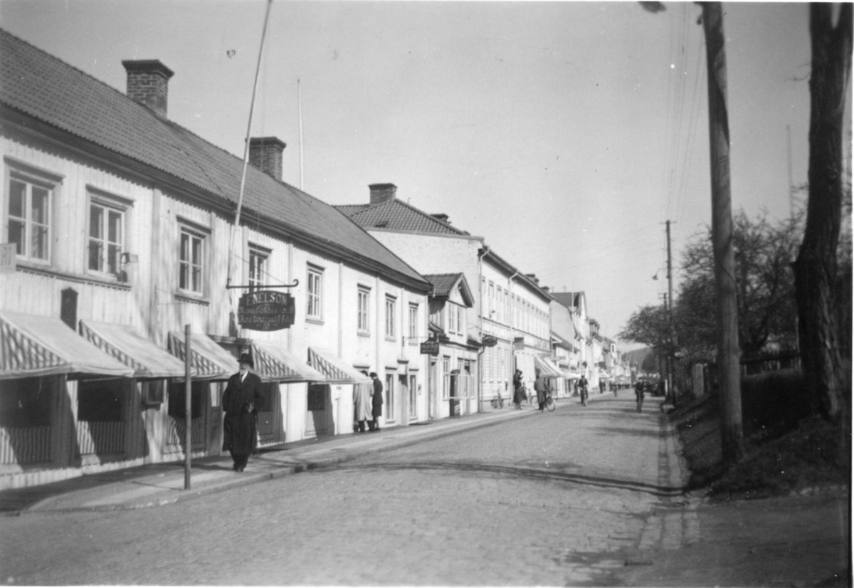 Brahegatan mot norr omkring 1940, med Nelsons manufakturaffär samt modebutik i så kallade Andréegården.