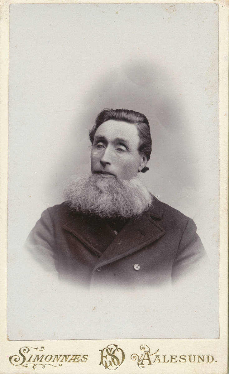 Portrettfotografi av Peder Madson Kvien, eller Kvie-Pe som han vart kalla av folk på Vartdal.