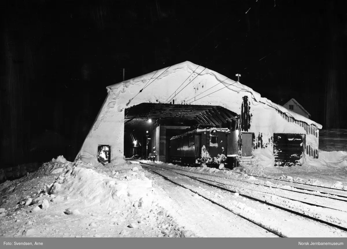 Finse stasjon en vinterkveld, snøoverbygget med revisjonsvogn
