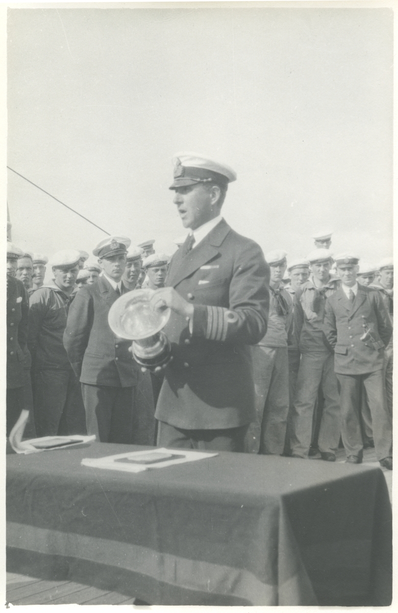Fartygschefen på pansarskeppet SVERIGE kommendörkapten  Mörner utdelar idrottspris ombord 1929. Berger har återgivit prisutdelningen även på Fo229156, Fo229193A, Fo229252C, Fo229255C och Fo229258C.