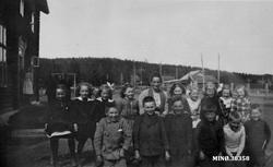 Lærer Jenny Bjørkeng med skoleklasse Strømmen skole