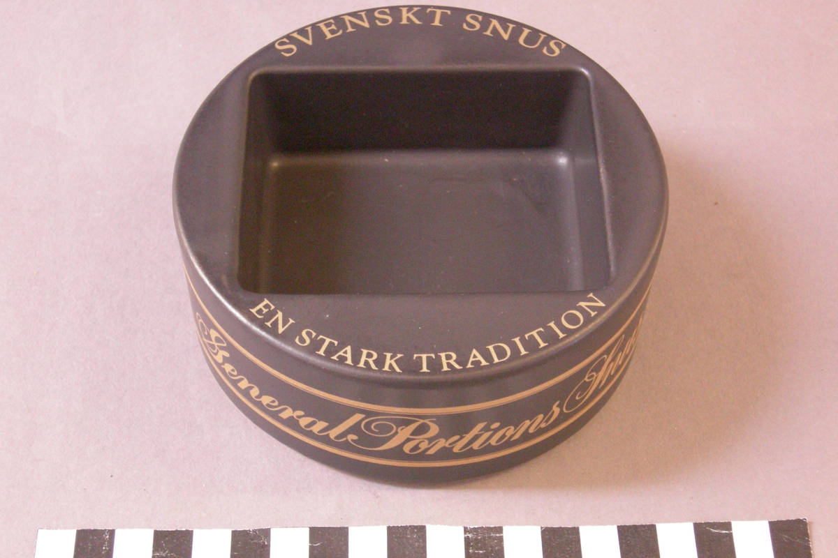 Snuskopp av keramik för använda prillor.
Formad och dekorerad för att likna en dosa General Portionssnus.