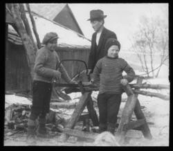 "No. 130) Gårdsbest. Vold, Rotsundelv. med to av guttene." D