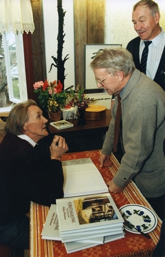 Fotografiet är taget i samband med utgivningen av boken "Förstukvistar i Hälsingland". Hilding sitter vid ett bord och signerar böcker.