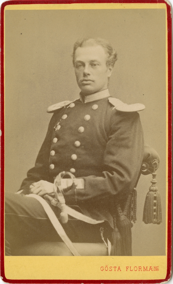 Porträtt av Ulf Claes Wilhelm Sparre, officer vid Anda livgrenadjärregementet I 5.

Se även bild AMA.0002190.