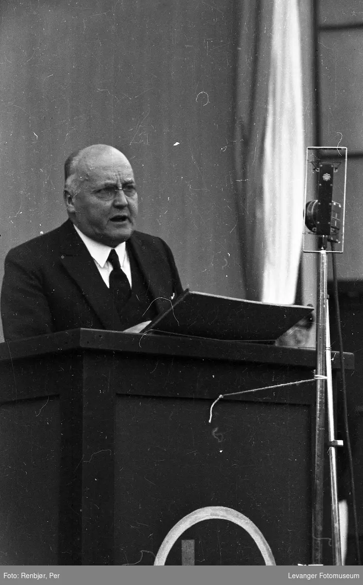 Mann holder tale under, Kronprins Olav besøk i Levanger under byjubileet i 1936