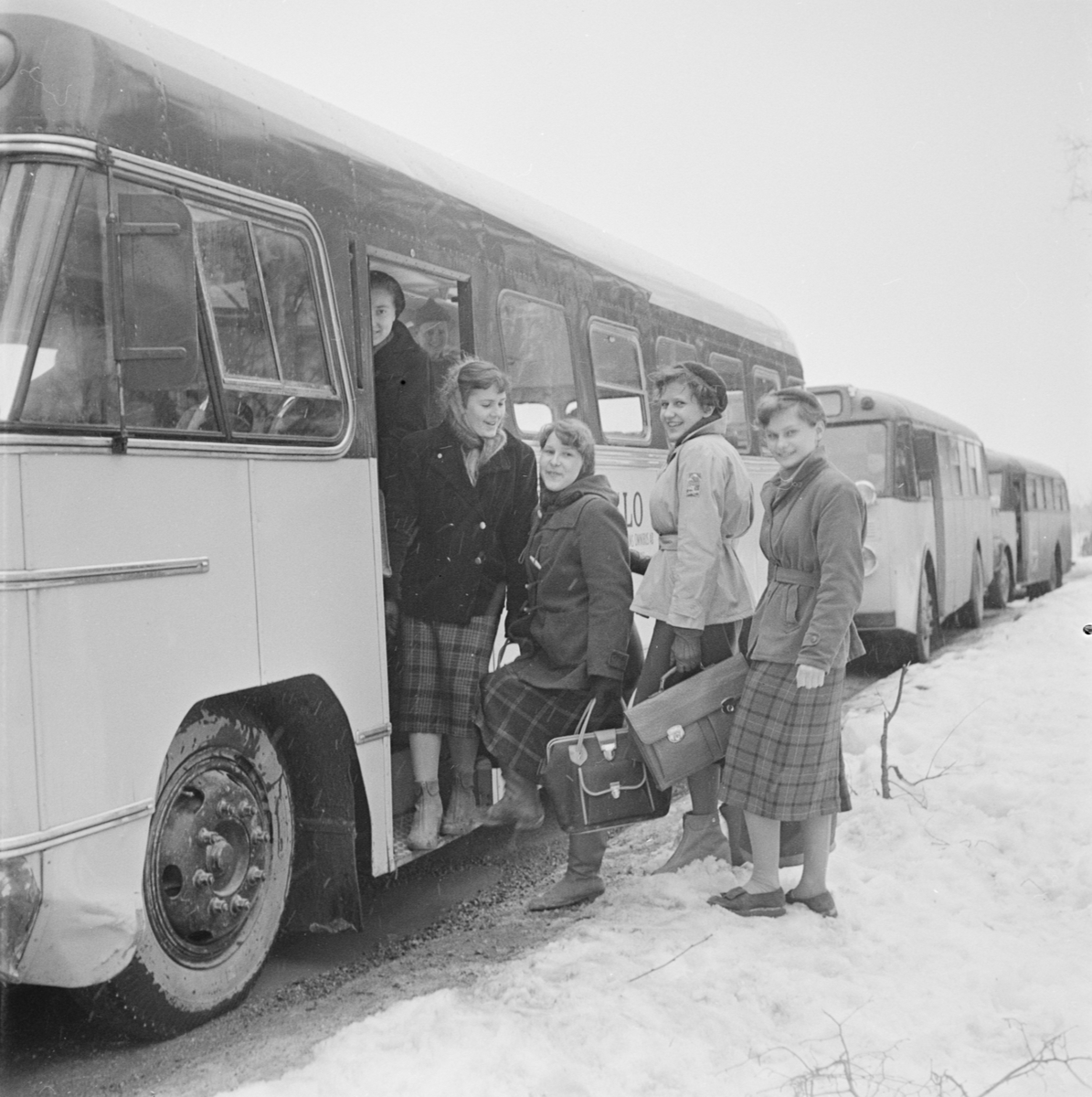 Skolelever på väg in i skolbuss utanför Centralskolan i Marma, Alunda