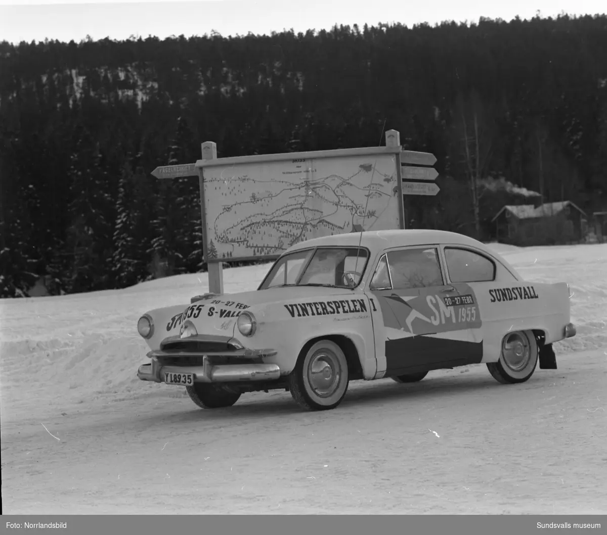 Lennart Myhrgrens bil (LM Reklam) med reklam för skid-SM i Sundsvall 1955.