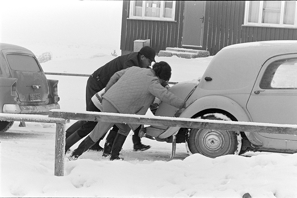 Sjusjøen, vinter, bil, startproblemer, Citroën Traction Avant (?)