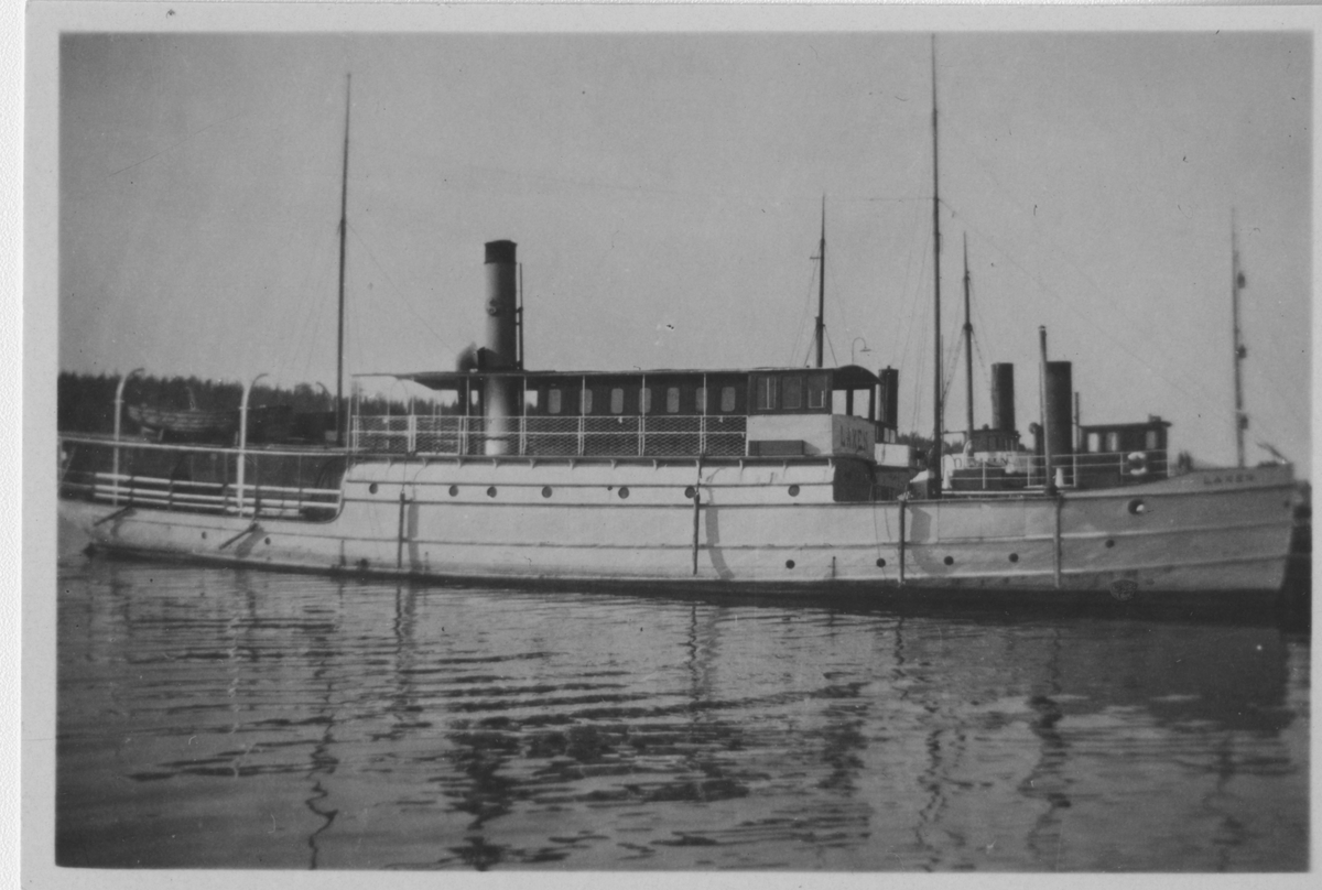 Laxen ute till sjöss.
På bildens baksida finns Bernt Fogelbergs anteckningar om båten, se bild nr 3 bland postens bilder.